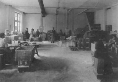 Photo en noir et blanc des anciens locaux des Usines de la Vincendrie, des employés sont au travail.